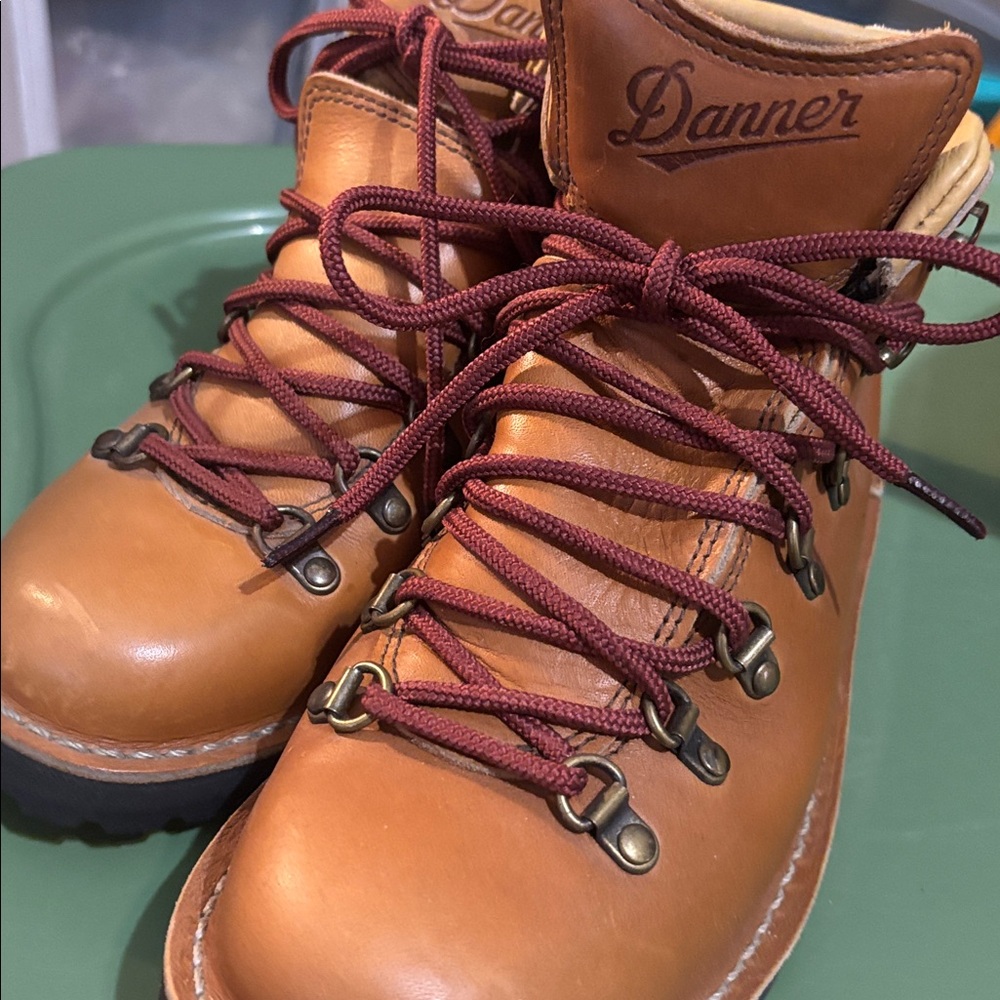 DANNER WOMENS  7 MOUNTAIN PASS NWOT HIKING BOOTS